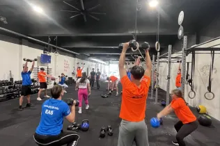 Alumnat d’EAS Bellvitge entrenant al box de CrossFit Travessia.