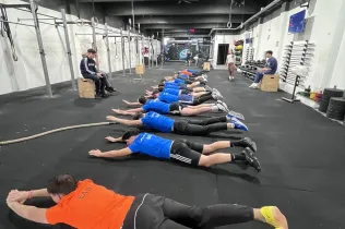 Alumnat d’EAS Bellvitge entrenant al box de CrossFit Travessia.