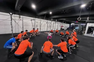 Alumnat d’EAS Bellvitge entrenant al box de CrossFit Travessia.