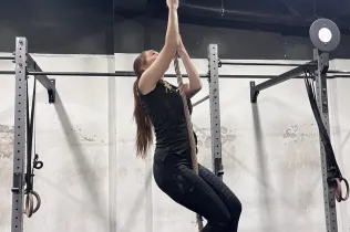 Alumnat d’EAS Bellvitge entrenant al box de CrossFit Travessia.