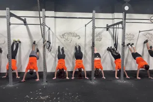 Alumnat d’EAS Bellvitge entrenant al box de CrossFit Travessia.