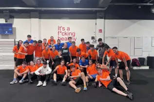 Alumnat d’EAS Bellvitge entrenant al box de CrossFit Travessia.