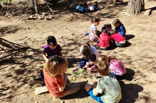 Sessió de bosc de l'alumnat de la PIN (Primària Inicial) en el marc del projecte Claver Natura