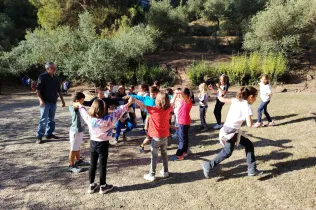 Sessió de bosc de l'alumnat de la PIN (Primària Inicial) en el marc del projecte Claver Natura