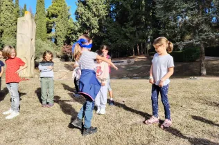 Sessió de bosc de l'alumnat de la PIN (Primària Inicial) en el marc del projecte Claver Natura