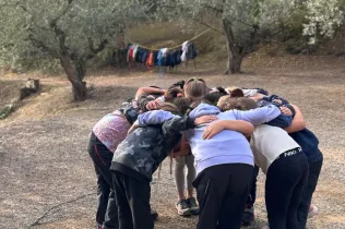 Sessió de bosc de l'alumnat de la PIN (Primària Inicial) en el marc del projecte Claver Natura