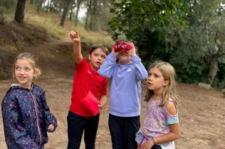 Sessió de bosc de l'alumnat de la PIN (Primària Inicial) en el marc del projecte Claver Natura