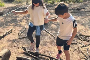 Sessió de bosc de l'alumnat de la PIN (Primària Inicial) en el marc del projecte Claver Natura