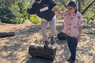 Sessió de bosc de l'alumnat de la PIN (Primària Inicial) en el marc del projecte Claver Natura
