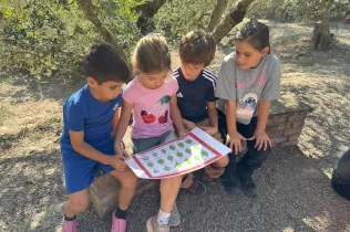 Sessió de bosc de l'alumnat de la PIN (Primària Inicial) en el marc del projecte Claver Natura