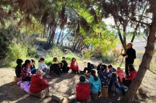 Sessió de bosc de l'alumnat de la PIN (Primària Inicial) en el marc del projecte Claver Natura