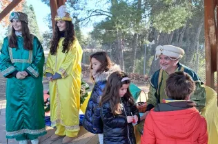 Camarlenc reial recollint les cartes dels infants a l'Aula Natura Pare Ignasi Salat, durant la primera edició del Pessebre Vivent del Claver 2025