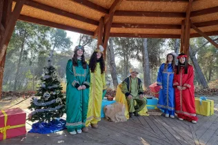 Camarlenc reial recollint les cartes dels infants a l'Aula Natura Pare Ignasi Salat, durant la primera edició del Pessebre Vivent del Claver 2025