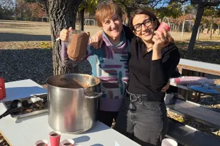 Voluntàries servint la xocolata solidària al Pessebre Vivent del Claver 2025