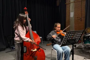 L'alumnat de Jesuïtes Bellvitge gaudeix d'una activitat musical en motiu de Santa Cecília.