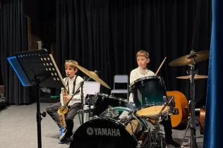 L'alumnat de Jesuïtes Bellvitge gaudeix d'una activitat musical en motiu de Santa Cecília.