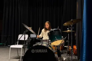 L'alumnat de Jesuïtes Bellvitge gaudeix d'una activitat musical en motiu de Santa Cecília.