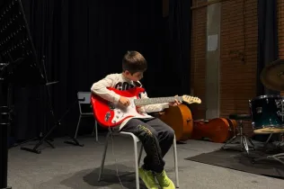 L'alumnat de Jesuïtes Bellvitge gaudeix d'una activitat musical en motiu de Santa Cecília.