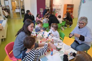 Racons de nadal amb famílies a MOPI 3