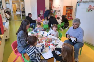 Racons de nadal amb famílies a MOPI 3