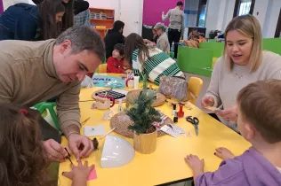 Racons de nadal amb famílies a MOPI 3