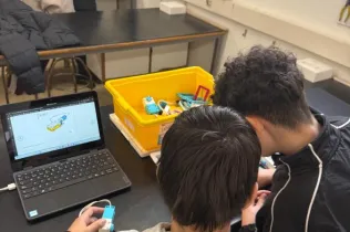 Alumnat de 1r d’ESO treballant la programació i la robòtica a l’aula.