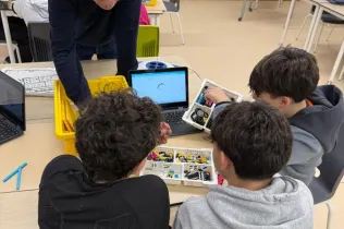 Alumnat de 1r d’ESO treballant la programació i la robòtica a l’aula.
