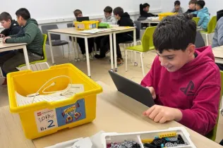 Alumnat de 1r d’ESO treballant la programació i la robòtica a l’aula.