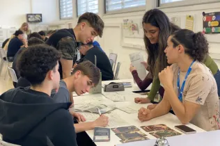 Alumnes de GA1 posant en pràctica els seus aprenentatges a la Fira d’Empreses.