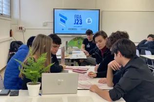 Alumnes de GA1 posant en pràctica els seus aprenentatges a la Fira d’Empreses.