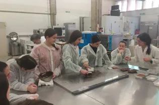 Alumnes de 2n de batxillerat als tallers de química dels aliments a ETSEA de la UdL