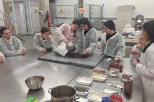 Alumnes de 2n de batxillerat als tallers de química dels aliments a ETSEA de la UdL