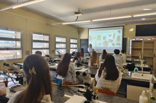 Alumnes de 2n de batxillerat als tallers de química dels aliments a ETSEA de la UdL