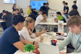 Alumnes de GA1 posant en pràctica els seus aprenentatges a la Fira d’Empreses.