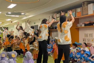 Alumnes de Jesuïtes Bellvitge celebrant el Carnestoltes amb les seves disfresses.