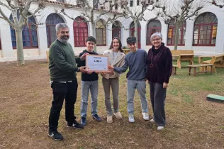 Entrega a Roger Torres de la Fundació Arrels del premi guanyat en la participació a Saber y Ganar