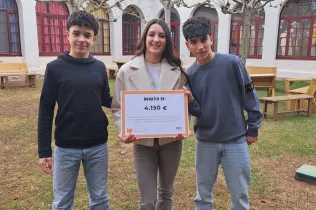Els tres alumnes participants en el programa Saber y Ganar amb el premi aconseguit.
