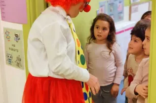 Alumnes de Jesuïtes Bellvitge celebrant el Carnestoltes amb les seves disfresses.