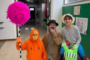 Alumnes de Jesuïtes Bellvitge celebrant el Carnestoltes amb les seves disfresses.