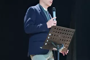 Francesc Torralba fent la xerrada al Col·legi Claver sobre "El projecte de vida. Com acompanyar els nostres fills"