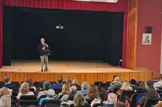 Francesc Torralba en la seva xerrada al Col·legi Claver