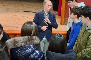 Francesc Torralba conversant amb alumnes de Col·legi Claver després de la seva xerrada