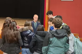 Francesc Torralba conversant amb alumnes de Col·legi Claver després de la seva xerrada