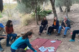Docents d'infantil i primària al bosc de l'escola en sessions de modelatge d'escola de bosc amb Maria Castella en el marc del projecte Claver Natura