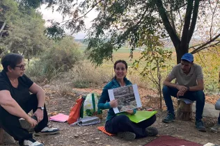 Docents d'infantil i primària al bosc de l'escola en sessions de modelatge d'escola de bosc amb Maria Castella en el marc del projecte Claver Natura