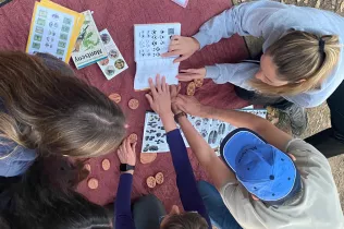 Docents d'infantil i primària al bosc de l'escola en sessions de modelatge d'escola de bosc amb Maria Castella en el marc del projecte Claver Natura