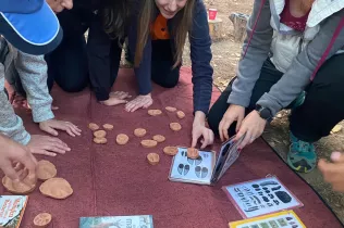 Docents d'infantil i primària al bosc de l'escola en sessions de modelatge d'escola de bosc amb Maria Castella en el marc del projecte Claver Natura