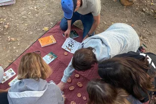 Docents d'infantil i primària al bosc de l'escola en sessions de modelatge d'escola de bosc amb Maria Castella en el marc del projecte Claver Natura