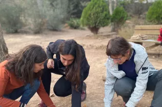 Docents d'infantil i primària al bosc de l'escola en sessions de modelatge d'escola de bosc amb Maria Castella en el marc del projecte Claver Natura