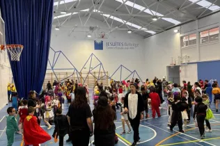 Alumnes de Jesuïtes Bellvitge celebrant el Carnestoltes amb les seves disfresses.